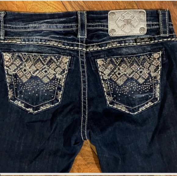 Gorgeous Miss Me midrise easy crops - Picture 1 of 3